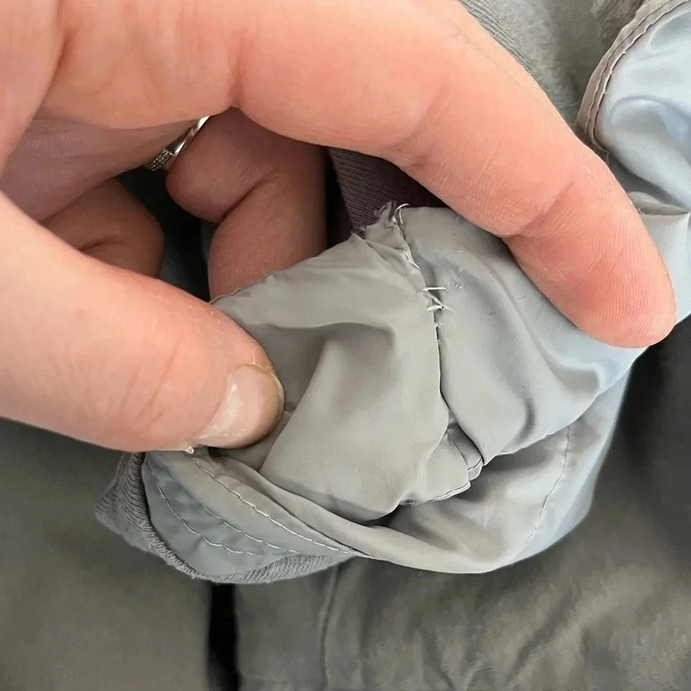 Bench/ Light grey vest/ Hidden zippered hood/ Size US X/L - Picture 16 of 16